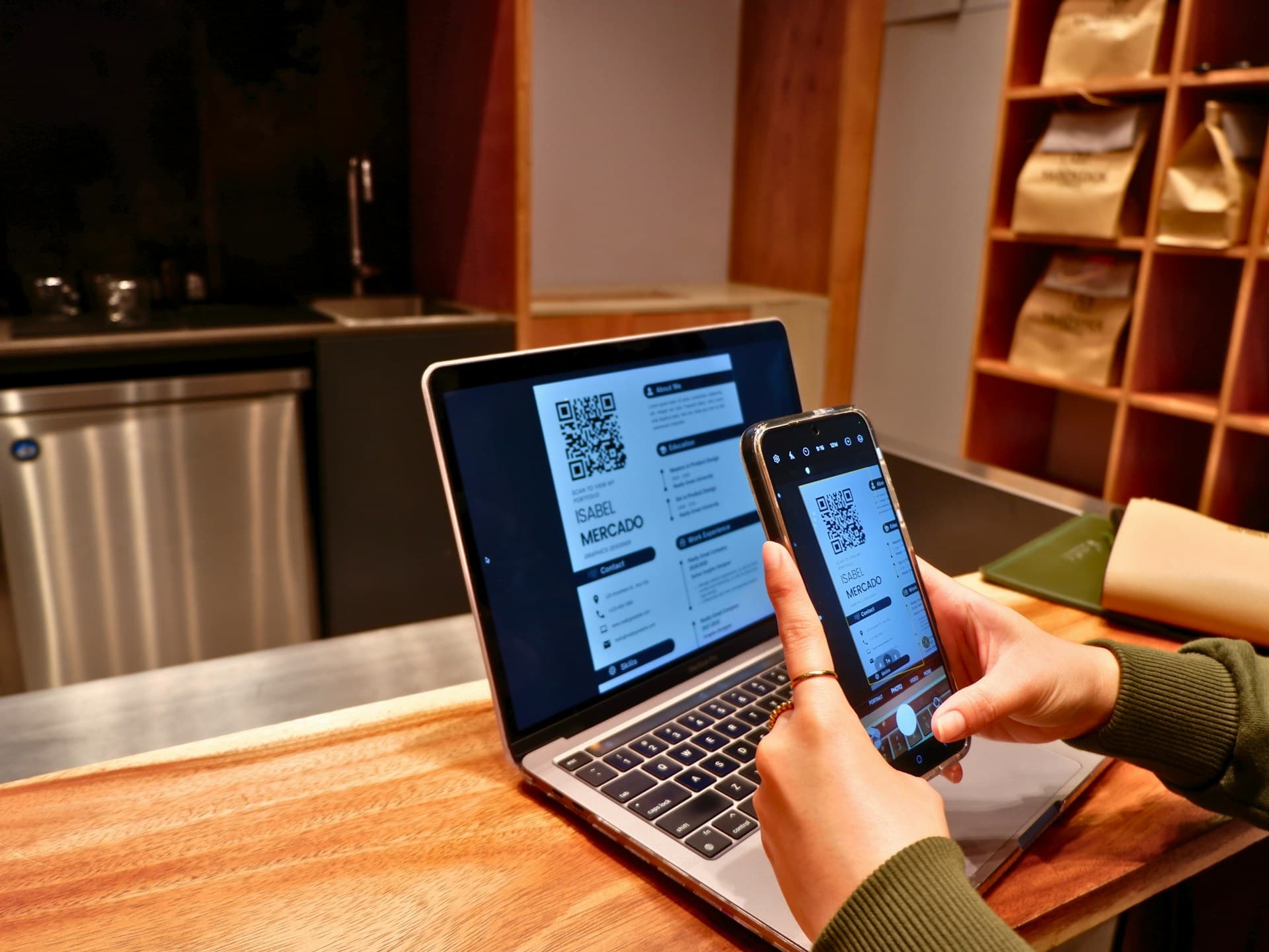 ¿Ha pensado en introducir en su local o restaurante un menú digital moderno, el llamado menú QR, pero no sabe cómo hacerlo?