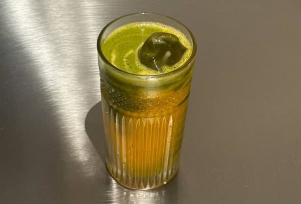 Matcha helado con naranja