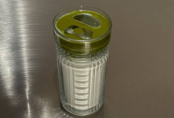 Latte frío de matcha con hielo