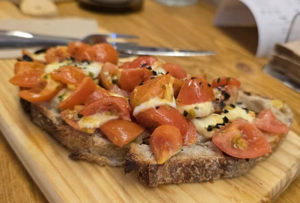 Pavo, rúcula, tomate en rodajas, queso