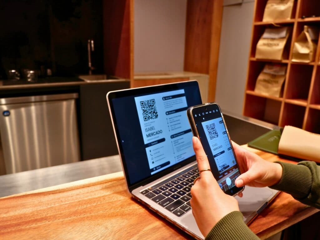 ¿Ha pensado en introducir en su local o restaurante un menú digital moderno, el llamado menú QR, pero no sabe cómo hacerlo?